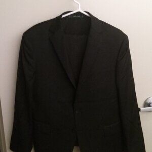 I'm selling it because I bought it and I never worn it pockets